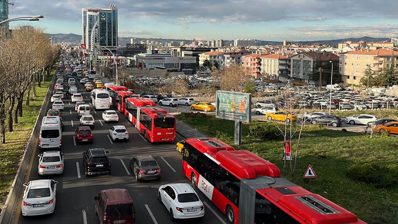 Mansur Yavaş’a göre fazla yol yapmak trafiği daha çok tıkıyor! 2 Mansur Yavaş’a göre fazla yol yapmak trafiği daha çok tıkıyor!