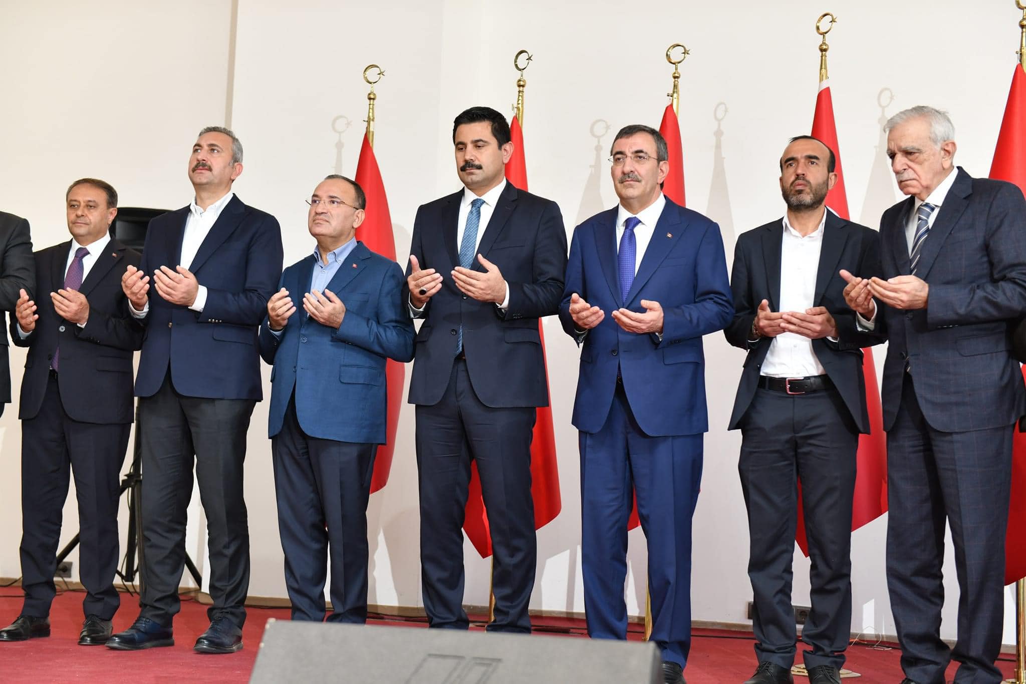 Geçen hafta AK Partililer ile aynı masadaydı, bugün görevden alındı 2 Geçen hafta AK Partililer ile aynı masadaydı, bugün görevden alındı