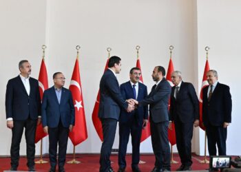 Geçen hafta AK Partililer ile aynı masadaydı, bugün görevden alındı