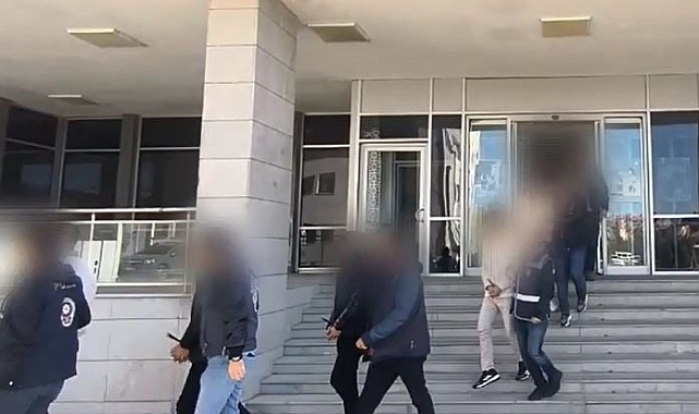 "Büyü, aşık etme, kendine bağlama, soğutma" diyerek 40 milyon lira para vurmuşlar 2 "Büyü, aşık etme, kendine bağlama, soğutma" diyerek 40 milyon lira para vurmuşlar