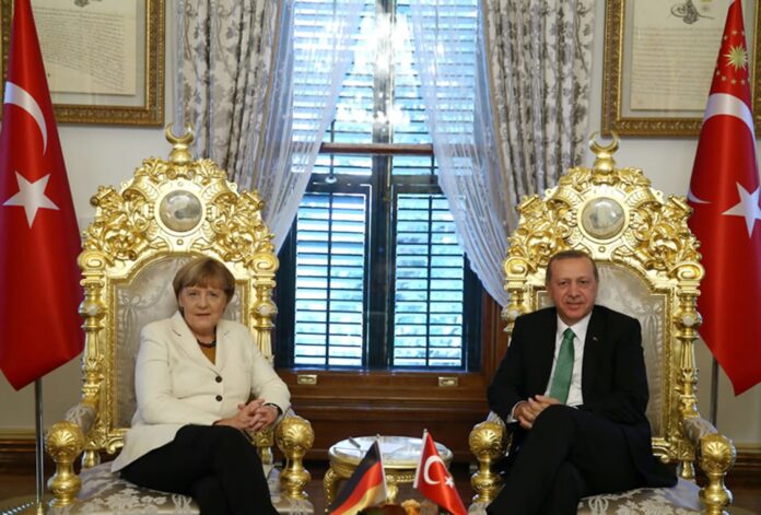 Merkel: “Erdoğan’la olan ‘altın tahtlı’ fotoğraf yüzünden AK Parti’ye yardım etmekle suçlandım” 2 Merkel: “Erdoğan’la olan ‘altın tahtlı’ fotoğraf yüzünden AK Parti’ye yardım etmekle suçlandım”