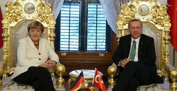 Merkel: “Erdoğan’la olan ‘altın tahtlı’ fotoğraf yüzünden AK Parti’ye yardım etmekle suçlandım” 1 Merkel: “Erdoğan’la olan ‘altın tahtlı’ fotoğraf yüzünden AK Parti’ye yardım etmekle suçlandım”