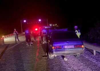 Otomobil, lastik değiştirenlerin arasına daldı: 4 ölü