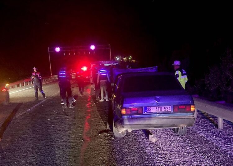 Otomobil, lastik değiştirenlerin arasına daldı: 4 ölü