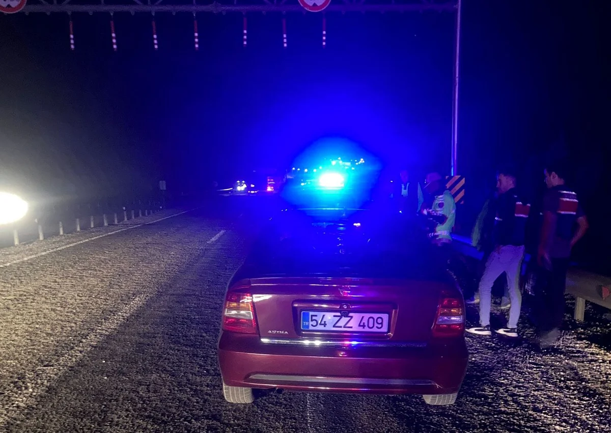Otomobil, lastik değiştirenlerin arasına daldı: 4 ölü