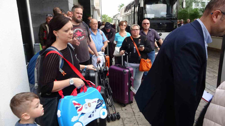 Dere taşıp otel sular altında kalınca turistler tahliye edildi 3 Dere taşıp otel sular altında kalınca turistler tahliye edildi