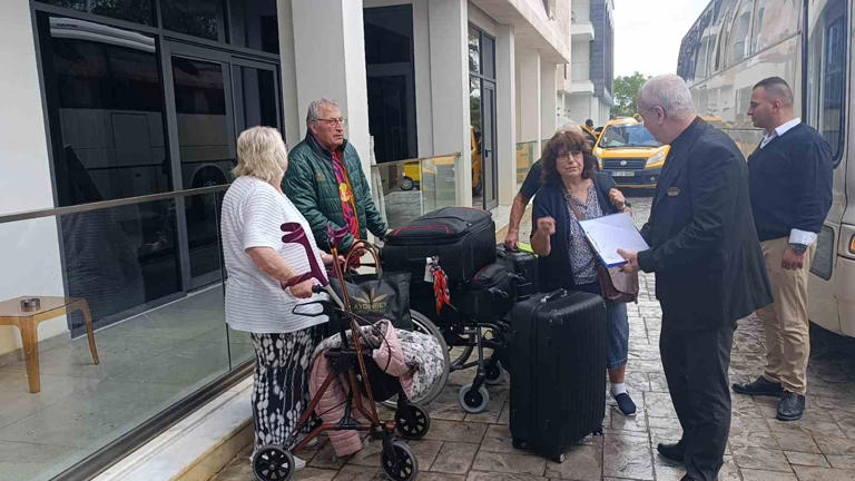 Dere taşıp otel sular altında kalınca turistler tahliye edildi 8 Dere taşıp otel sular altında kalınca turistler tahliye edildi