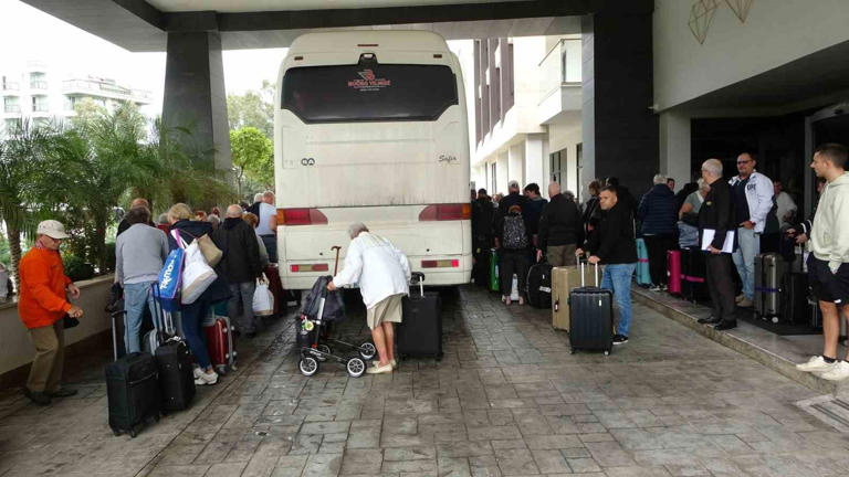 Dere taşıp otel sular altında kalınca turistler tahliye edildi