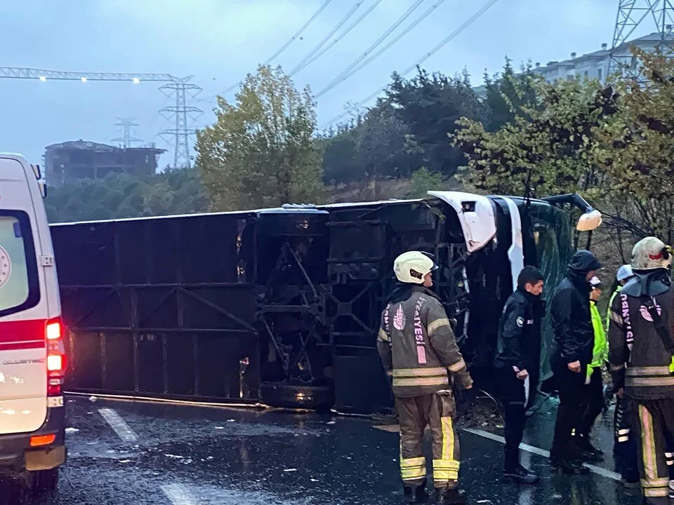 Bayrampaşa'da yolcu otobüsü devrildi: 2 ölü, 15 yaralı