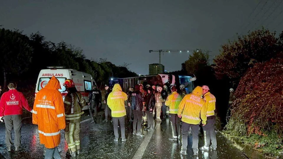 Bayrampaşa'da yolcu otobüsü devrildi: 2 ölü, 15 yaralı
