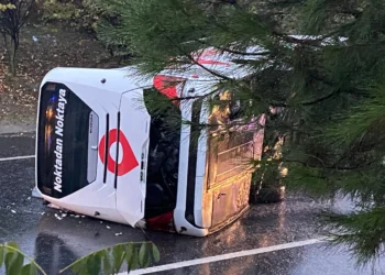 Bayrampaşa’da yolcu otobüsü devrildi: 2 ölü, 15 yaralı