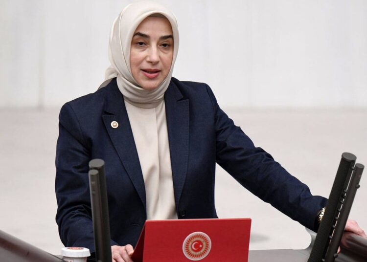 AK Parti'li Özlem Zengin, yangında ölen 5 çocuk ile ilgili konuştu: "Her şeyi paraya bağlıyorsunuz" 1 AK Parti’li Özlem Zengin, yangında ölen 5 çocuk ile ilgili konuştu: “Her şeyi paraya bağlıyorsunuz”