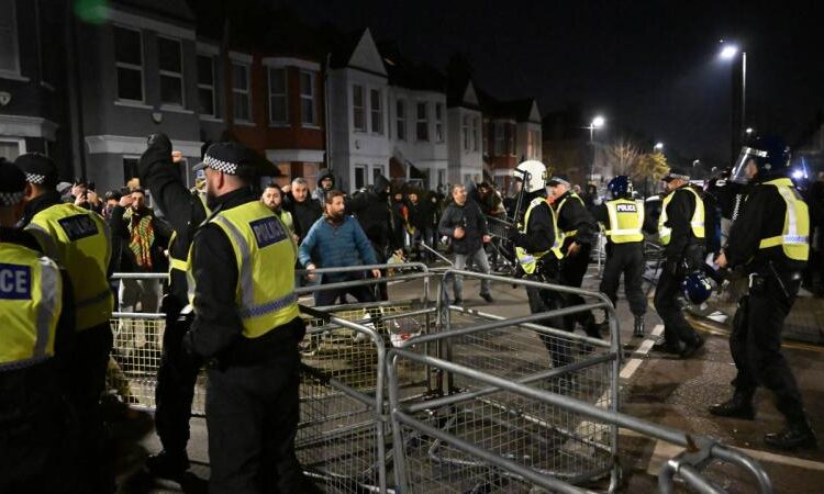 Londra'da PKK yandaşları polisle çatıştı 1 Londra’da PKK yandaşları polisle çatıştı