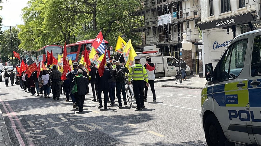 Londra'da PKK yandaşları polisle çatıştı 5 Londra'da PKK yandaşları polisle çatıştı