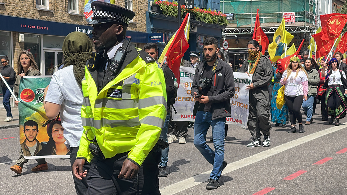 Londra'da PKK yandaşları polisle çatıştı 2 Londra'da PKK yandaşları polisle çatıştı