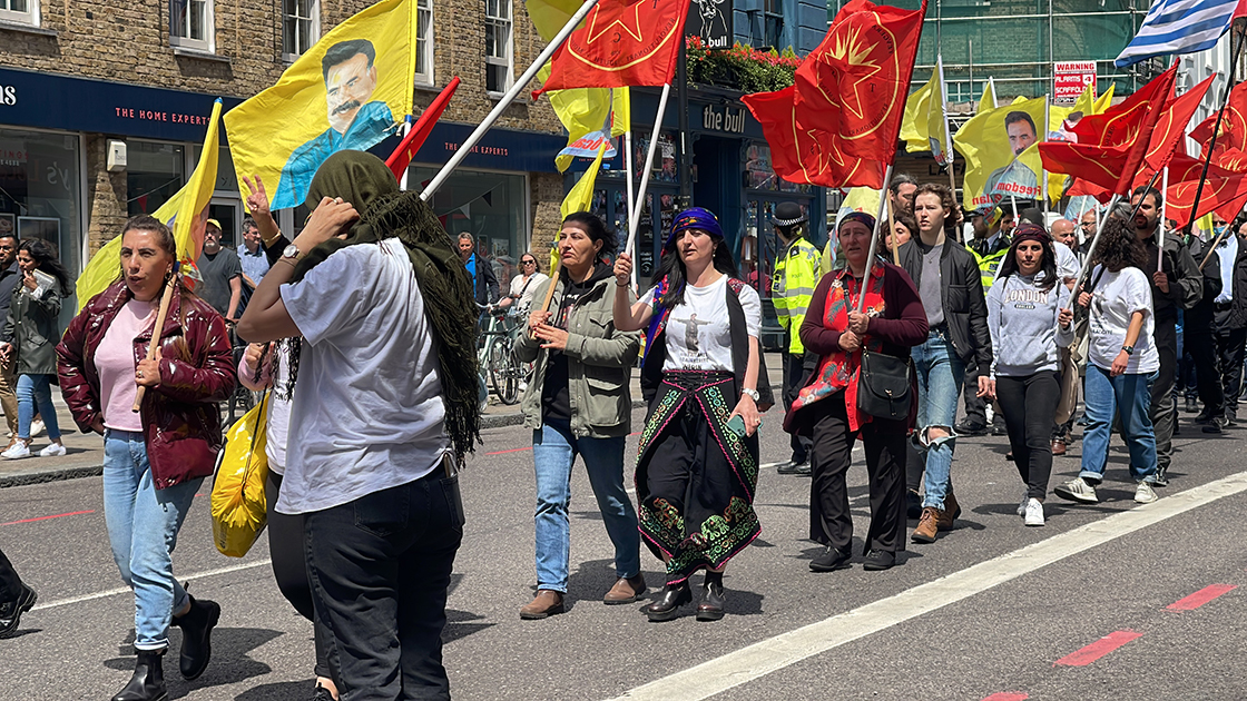Londra'da PKK yandaşları polisle çatıştı 4 Londra'da PKK yandaşları polisle çatıştı