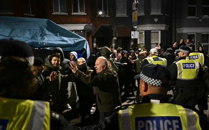 Londra'da PKK yandaşları polisle çatıştı 3 Londra'da PKK yandaşları polisle çatıştı