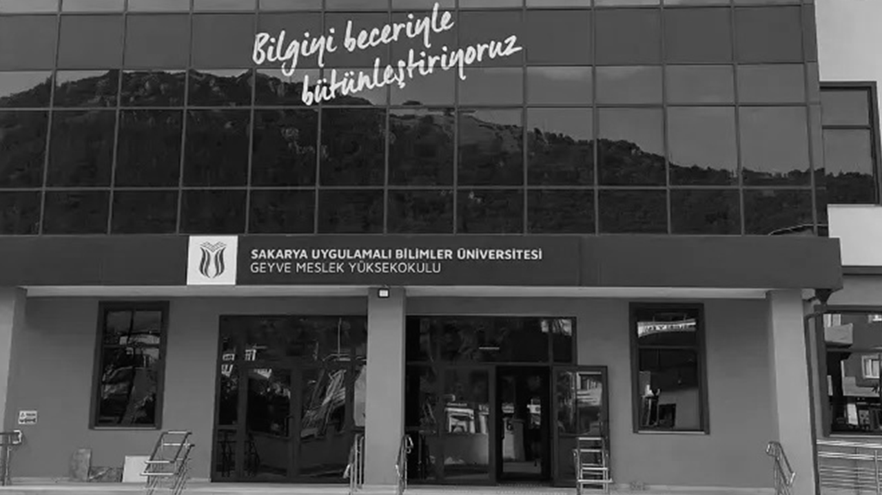 İğrenç olay sosyal medyada yayıldı, öğretim görevlisi açığa alındı 2 İğrenç olay sosyal medyada yayıldı, öğretim görevlisi açığa alındı