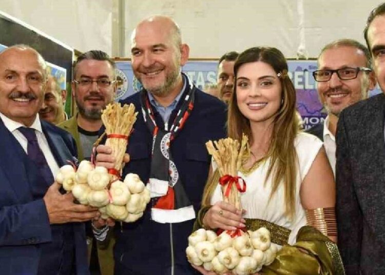 Süleyman Soylu, İstanbul’da sarımsak dağıttı 1 Süleyman Soylu, İstanbul’da sarımsak dağıttı