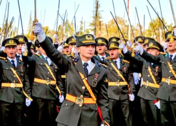 Teğmenlere sahip çıktığı için görevden alınan Binbaşı’dan veda mesajı: Herkes hak ettiğini bir gün alır