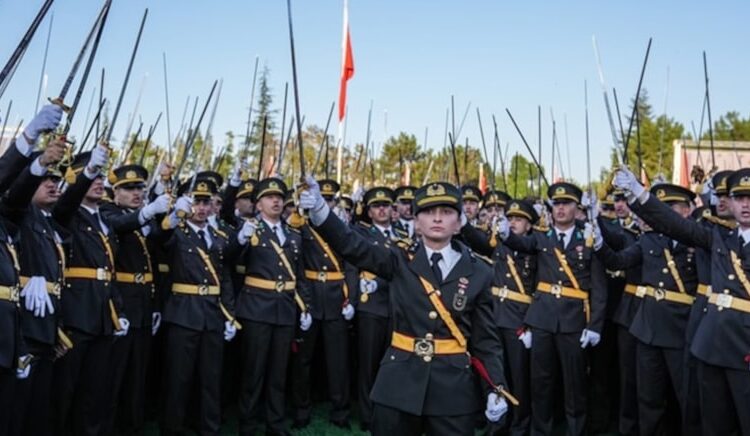 Mezuniyet töreninde kılıçla yemin eden teğmenlerle ilgili karar 25 Kasım’da verilecek 1 Mezuniyet töreninde kılıçla yemin eden teğmenlerle ilgili karar 25 Kasım’da verilecek