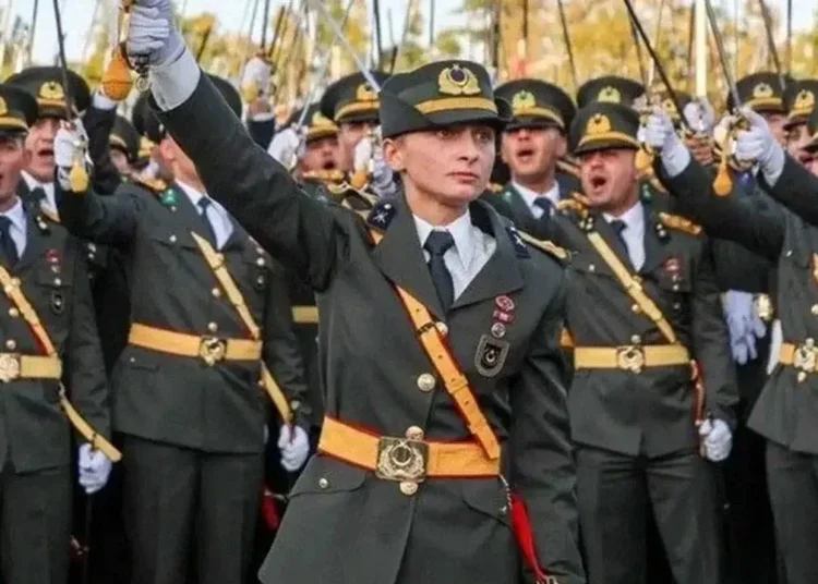 İhraç edilen Teğmen Ebru Eroğlu’nun göreve iade talebine mahkemeden ret 1 Teğmen Ebru Eroğlu’na tecavüz tehdidiyle ilgili yanlıştan dönüldü