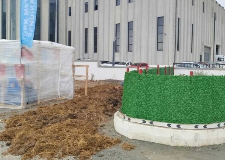 Patron, haklarını talep eden işçilerin bulunduğu alana tezek döktü 1 Patron, haklarını talep eden işçilerin bulunduğu alana tezek döktü