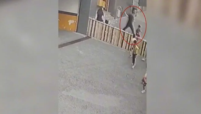 Görüntüler kan dondurdu; küçücük çocuğu yumruklayıp yere çaldı! 2 Görüntüler kan dondurdu; küçücük çocuğu yumruklayıp yere çaldı!