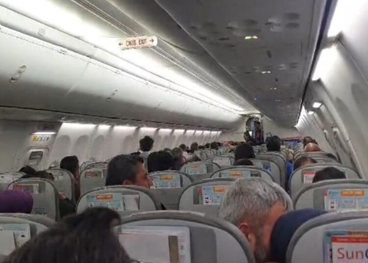 Antalya-Van uçağı, havada bilinmeyen cisim sebebiyle Diyarbakır’a inmek zorunda kaldı 1 Antalya-Van uçağı, havada bilinmeyen cisim sebebiyle Diyarbakır’a inmek zorunda kaldı