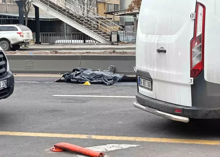 Ankara'da üst geçitten atlayan kadın feci şekilde can verdi 1 Ankara’da üst geçitten atlayan kadın feci şekilde can verdi