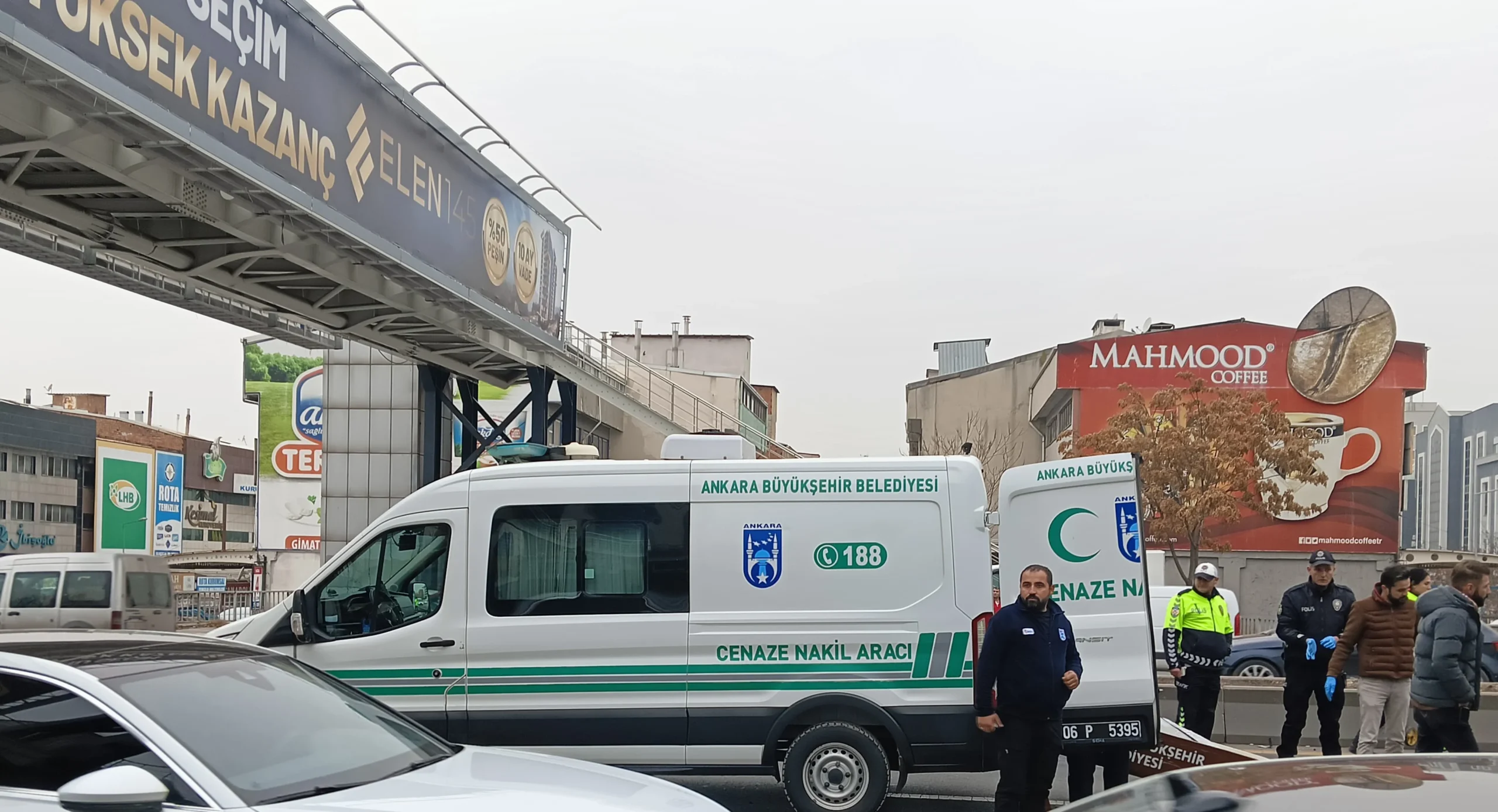 Ankara'da üst geçitten atlayan kadın feci şekilde can verdi 4 Ankara'da üst geçitten atlayan kadın feci şekilde can verdi
