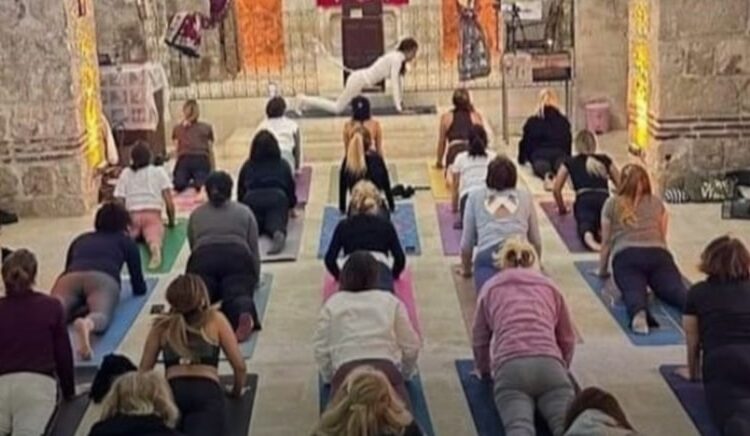 ‘Meditasyon yapacağız’ diye izin aldıkları kilisede yoga yapınca Süryaniler tepki gösterdi