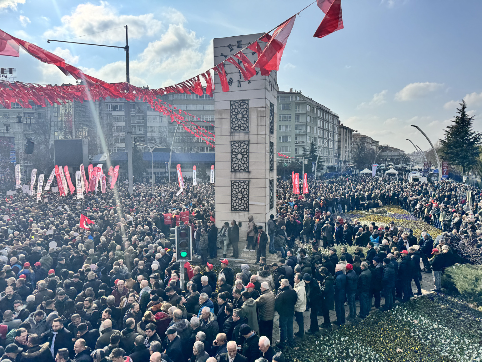 Binlerce asgari ücretli ve emekli, Ankara’da gösteri düzenledi: "Kira mı verelim, karnımızı mı doyuralım?” 2 Binlerce asgari ücretli ve emekli, Ankara’da gösteri düzenledi: "Kira mı verelim, karnımızı mı doyuralım?”