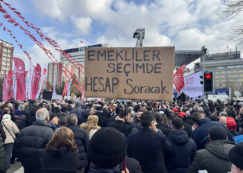 Binlerce asgari ücretli ve emekli, Ankara’da gösteri düzenledi: “Kira mı verelim, karnımızı mı doyuralım?”