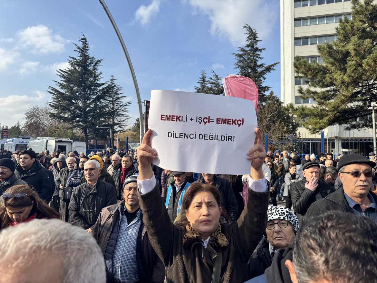 Binlerce asgari ücretli ve emekli, Ankara’da gösteri düzenledi: "Kira mı verelim, karnımızı mı doyuralım?” 3 Binlerce asgari ücretli ve emekli, Ankara’da gösteri düzenledi: "Kira mı verelim, karnımızı mı doyuralım?”