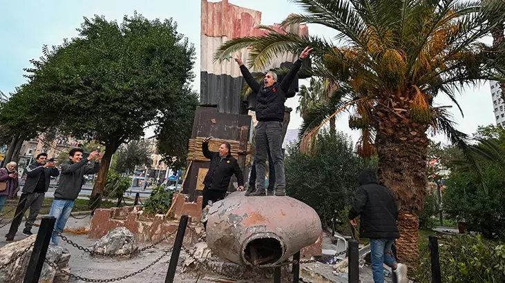 61 yıllık rejim çöktü! Halk kutlamalara başladı