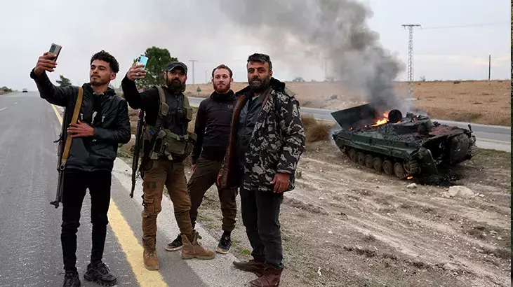 61 yıllık rejim çöktü! Halk kutlamalara başladı 13 61 yıllık rejim çöktü! Halk kutlamalara başladı