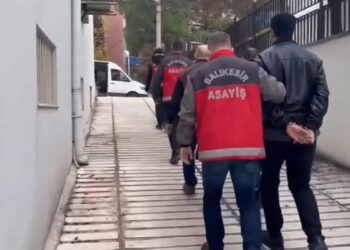 Balıkesir’de dolandırıcılar, çaldıkları arabayı sahibine geri satmaya çalışınca yakayı ele verdi