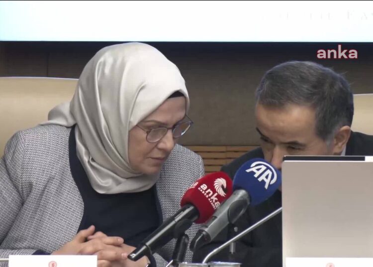 Mikrofonun açık olduğunu unuttular: TBMM komisyon başkanı ile başkanvekili, Aile Bakanını eleştirdi 1 Mikrofonun açık olduğunu unuttular: TBMM komisyon başkanı ile başkanvekili, Aile Bakanını eleştirdi