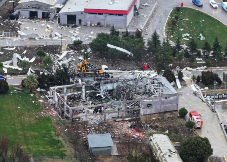 Balıkesir'de 11 işçinin öldüğü patlamaya ilişkin 3 kişi tutuklandı 1 Balıkesir’de 11 işçinin öldüğü patlamaya ilişkin 3 kişi tutuklandı