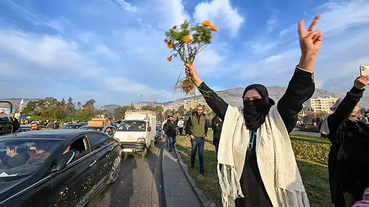 61 yıllık rejim çöktü! Halk kutlamalara başladı 4 61 yıllık rejim çöktü! Halk kutlamalara başladı