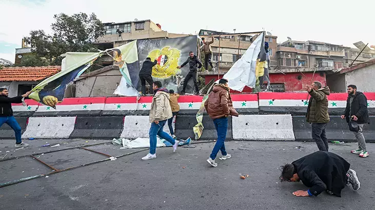 61 yıllık rejim çöktü! Halk kutlamalara başladı 7 61 yıllık rejim çöktü! Halk kutlamalara başladı