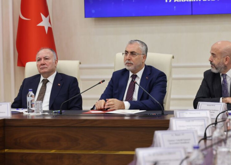 Asgari ücret açıklandı: 22 bin 104 lira 1 Asgari ücret açıklandı: 22 bin 104 lira