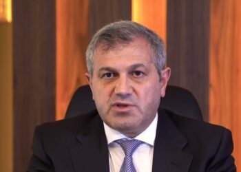 Çikolata kutusu ile birlikte para dolu zarfı koyduğu torbayı mahkeme başkanına vermek istedi