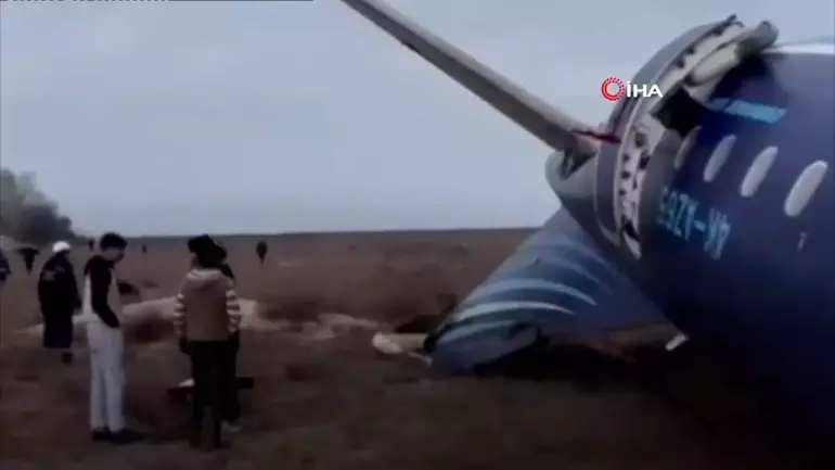 Azerbaycan yolcu uçağı Kazakistan’da düştü: Düşme anı kamerada 3 Azerbaycan yolcu uçağı Kazakistan’da düştü: Düşme anı kamerada
