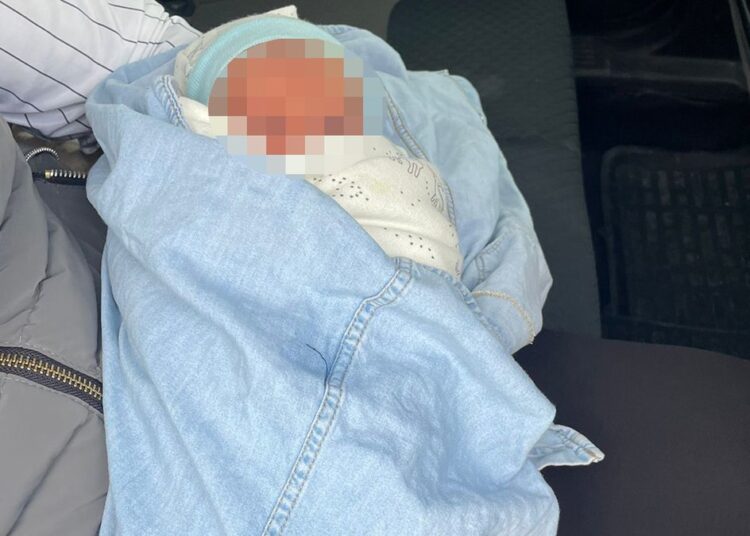 Hastaneden arkadaşının bebeğini kaçırırken yakalandı 1 1 aylık bebeği beze sarıp çöpün yanına bıraktılar