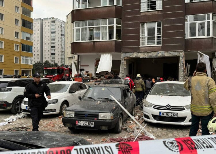 Beylikdüzü'nde 14 katlı binada patlama: 1 kişi öldü, 3 kişi yaralandı 1 Beylikdüzü’nde 14 katlı binada patlama: 1 kişi öldü, 3 kişi yaralandı