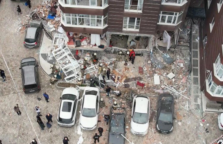 Beylikdüzü’nde 14 katlı binada patlama: 1 ölü, 3 yaralı