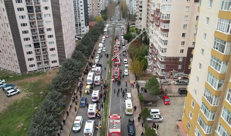 Beylikdüzü’nde 14 katlı binada patlama: 1 ölü, 3 yaralı