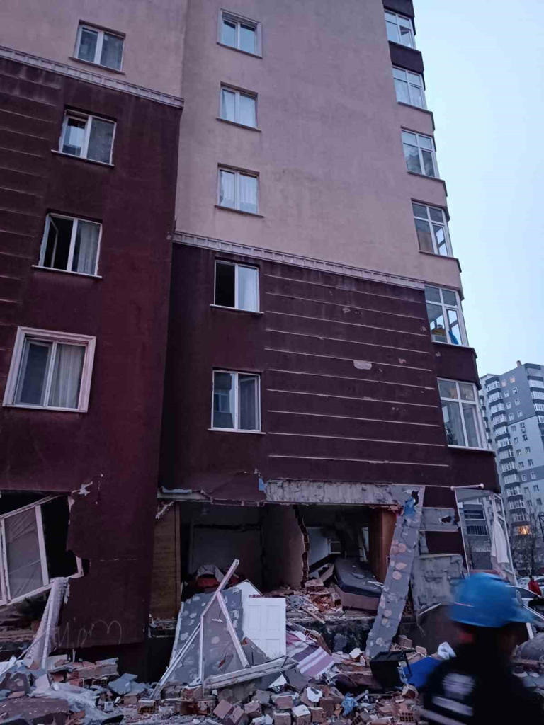 Beylikdüzü’nde 14 katlı binada patlama: 1 ölü, 3 yaralı